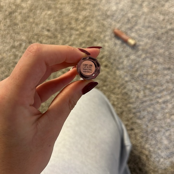 About Face
Light Lock Lip Gloss - Picture 2 of 2